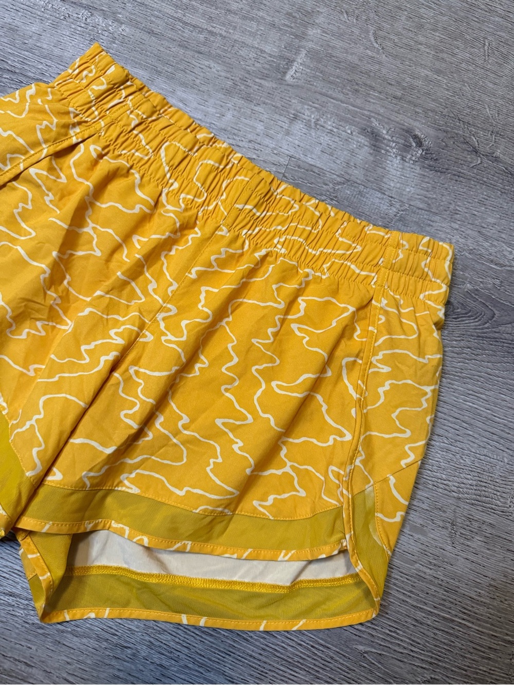 •ATHLETA• PRINTED MESH RACER RUN 4” SHORTS - Picture 2 of 7